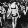 Ezt a merész bikinit maga Elizabeth Taylor tervezte Mia Fonssagrieves és Vicki Tiel közreműködésével. Év: 1968