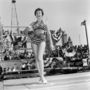 A magasított derék makacsul tartotta magát, de a párducminta mellett megjelent a zebraminta is. A kép 1954-ben készült a Miss Surfestival szépségversenyen. 