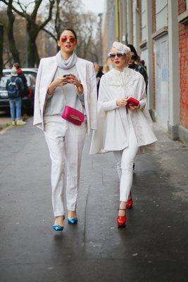 A fehér színek és a fémes árnyalatok is beépíthetőek a hétköznapi öltözködésbe. Anna Dello Russo és Nicole Sabbadini Milánóban sétálgat a Fendi bemutató előtt 2014. június 23-án.