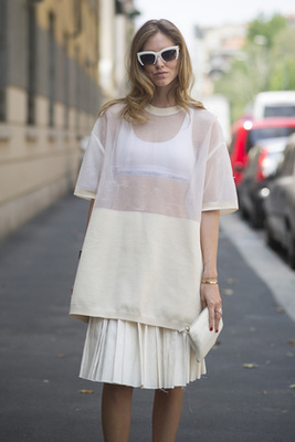 A fehér színek és a fémes árnyalatok is beépíthetőek a hétköznapi öltözködésbe. Anna Dello Russo és Nicole Sabbadini Milánóban sétálgat a Fendi bemutató előtt 2014. június 23-án.