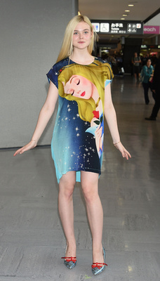 A tokiói repülőtéren is Csipkerózsikás pólóruhában és Miu Miu cipőben pózolt a kamaszlány.