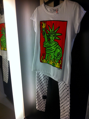 New Yorker: A Keith Haring póló most 1490 Ft, a nadrág pedig 3990 Ft. Az eredeti ár mindkettőnél gondosan le volt takarva az újjal. 