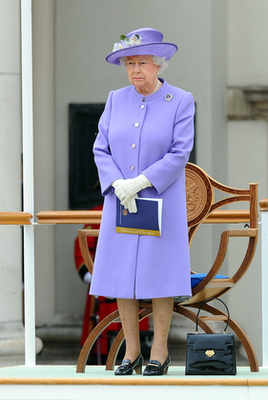 És egy egész fris skép június 28-ról, Londonból. Tényleg mindig ugyanolyan cipő van Erzsébeten.