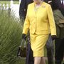 2007. június: a sárga kosztümhöz is illik a fekete.