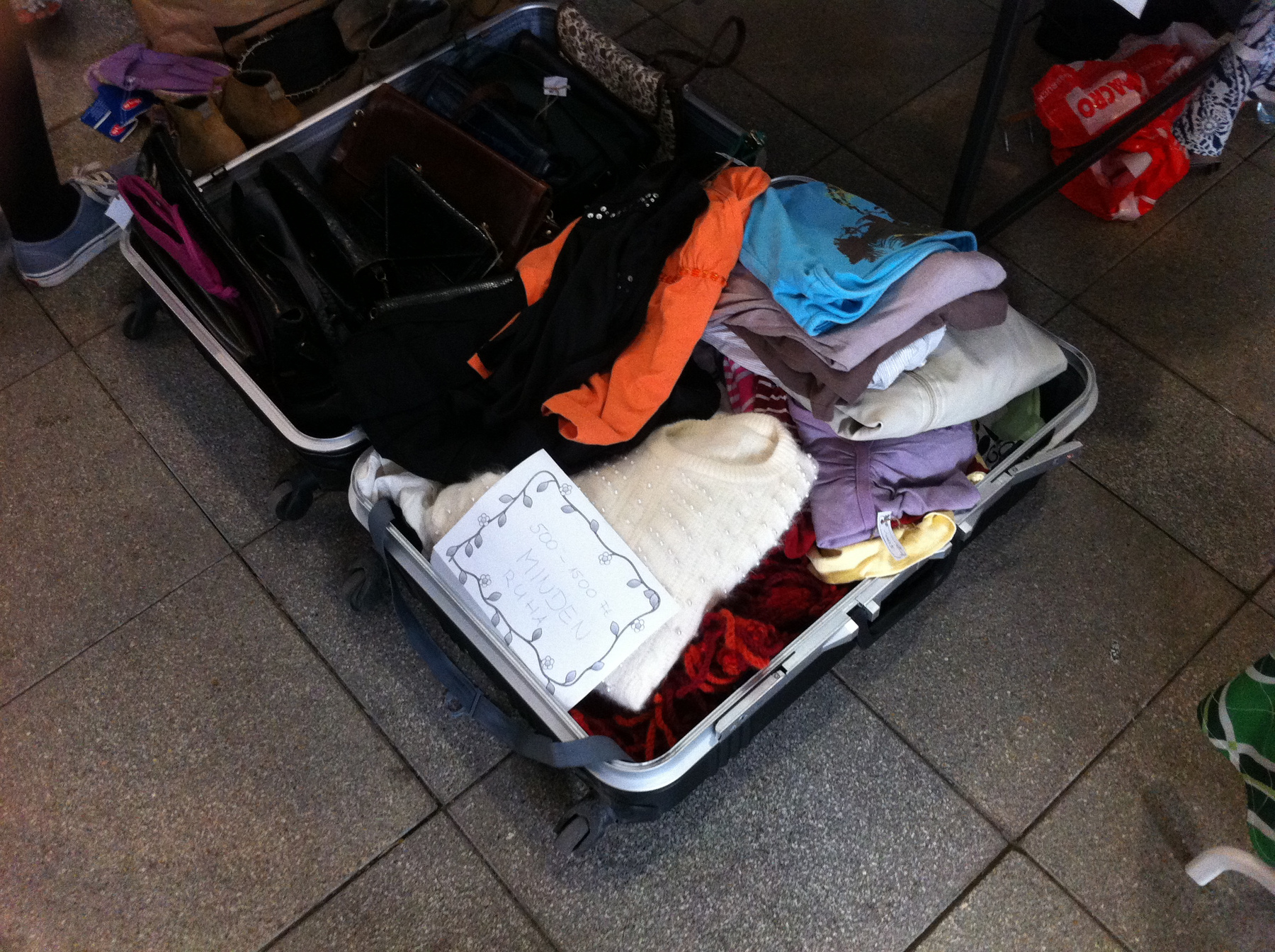 A megmaradt ruhákat a Central Passage végén gyűjtötték össze adománynak.