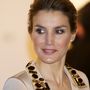 Ékszer helyett kövekkel kivert galléros ruhát választott a spanyol királyné egy 2014-es művészeti vásárra.