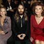 Kate Hudson, Jared Leto és Sofia Loren épp megtekinti az Armani Privé bemutatóját.