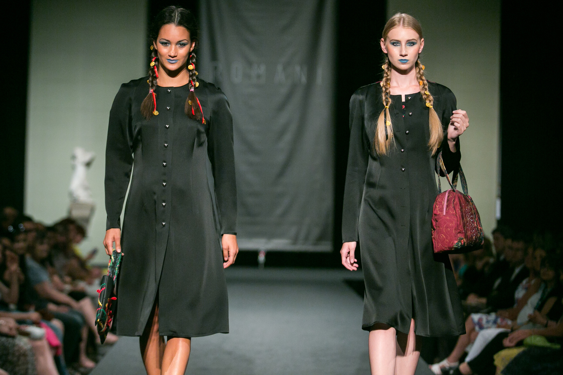 Középen a ruhákat tervező Varga Erika, mellette kétoldalt Diós Gabriella és Varga Helena, hátérben a modellek.