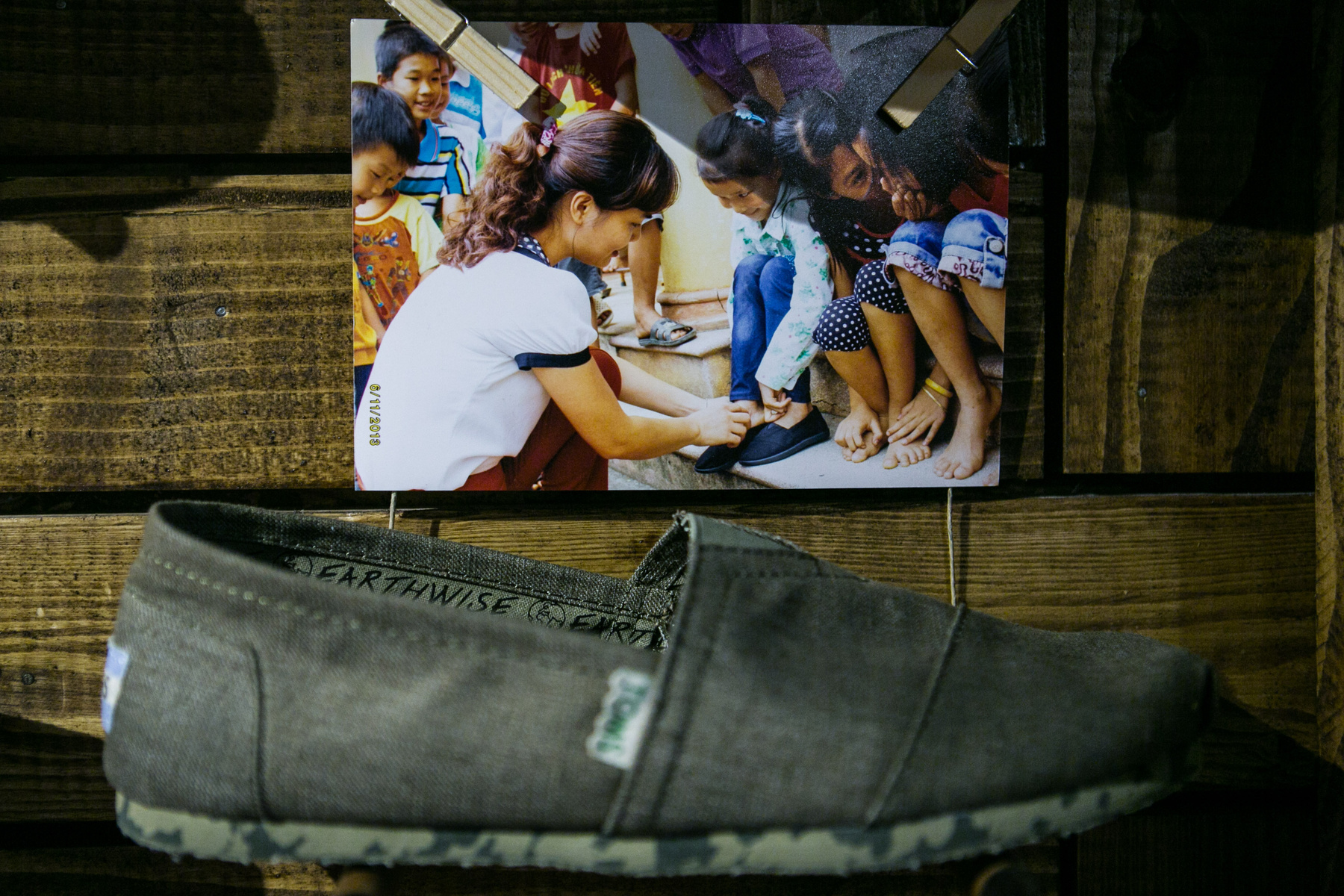 A The Garden Studióban, a Vitkovics Mihály utca 3-5-ben a legmenőbb magyar tervezők ruháin kívül ilyen cipőket is talál. Nekik webshopljuk is van, az egyszínű alapdarabokért 14600, a különlegesebb cipőkért 19000 forintot kérnek.