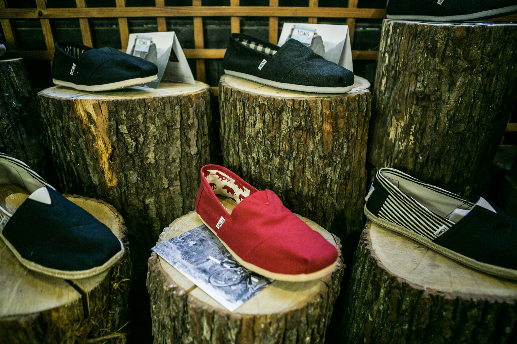 A The Garden Studióban, a Vitkovics Mihály utca 3-5-ben a legmenőbb magyar tervezők ruháin kívül ilyen cipőket is talál. Nekik webshopljuk is van, az egyszínű alapdarabokért 14600, a különlegesebb cipőkért 19000 forintot kérnek.