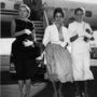 1955-ben a New York-i Nemzetközi Repülőtérre érkezett meg Grace Kelly, Elizabeth Taylor és Lorraine Day, akik mindhárman fehér kesztyűvel egészítették ki utazós szerelésüket. 