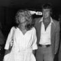 Farrah Fawcett gumírozott derekú fehér ruhában pózolt a Los Angeles-i repülőtéren 1977-ben. 