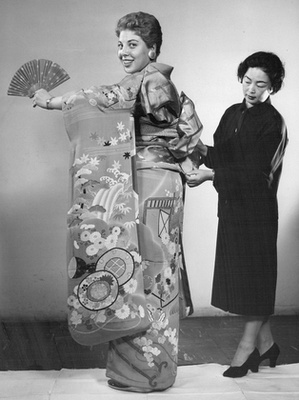 Ez már az 1990-es évek. Két lány kimonóban   várta a vonatot  Tokió Harajuku városrészében. 