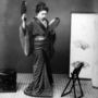 Egy japán nő két tükörrel ellenőrzi, hogy tökéletes-e a külseje. A kép 1940 körül készült. 