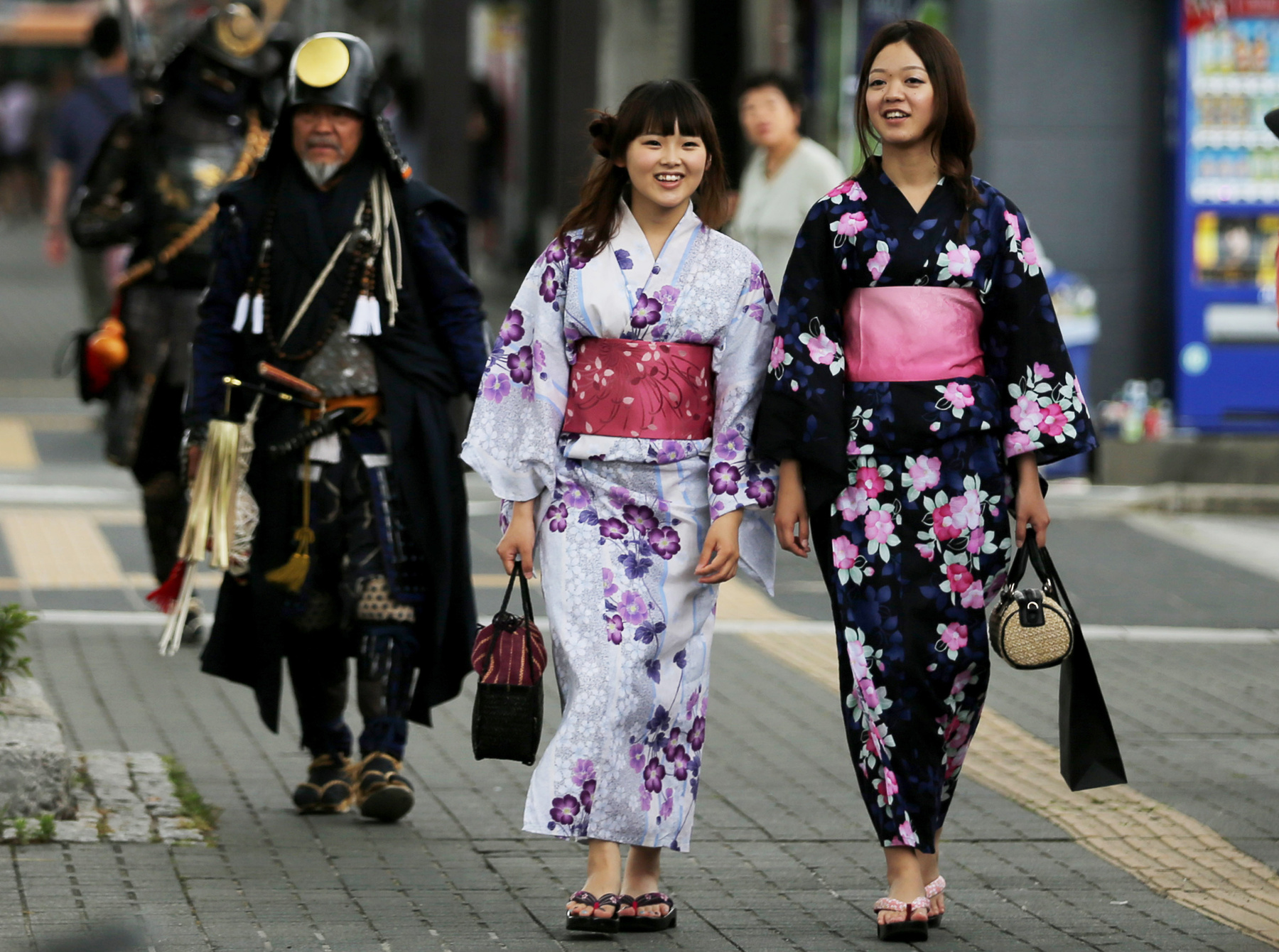 25.600 forintot kérnek az Asosnál egy függönyrojtos kimonóért.