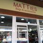 Matties táskás: nem tudjuk, milyen márkákat árul, de 3490-től 4990 forintig vásárolhatunk női retikülöket.
