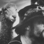 Hippi férfi és egy juh a woodstocki zenei fesztiválon. 