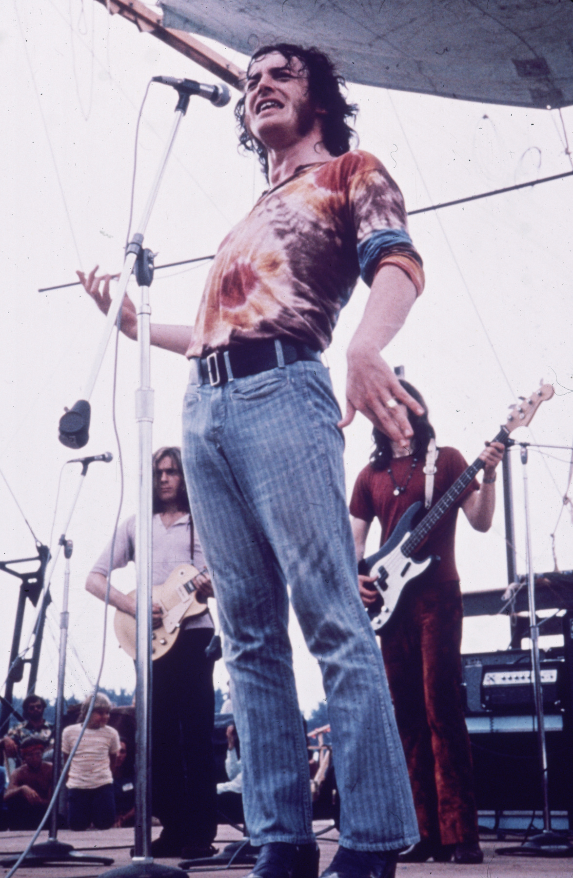1995. augusztus 13.: Hugh Wavy Gravy Romney hippi-ikon lerója tiszteletét Jerry Garcia temetésén a Golden Gate parkban.