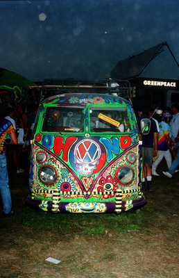 1995. augusztus 13.: Hugh Wavy Gravy Romney hippi-ikon lerója tiszteletét Jerry Garcia temetésén a Golden Gate parkban.
