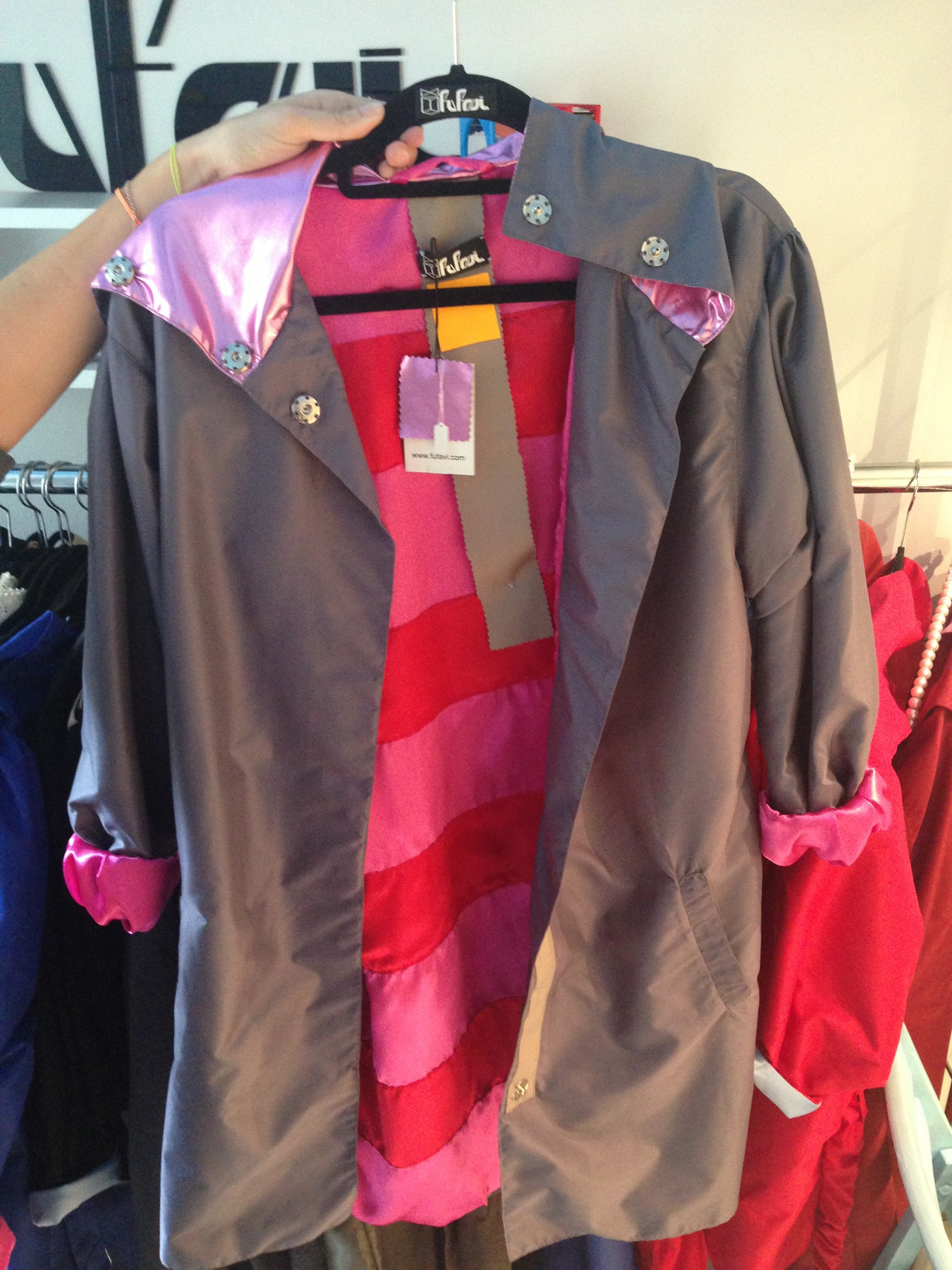 A pink betoldással elég jópofa ez a kabát is. 42 ezer forint helyett 29400 forint.