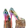 A brit cipőművész, INSA elefánttrágyából készült talpú magassarkúját is megcsodálhatjuk.