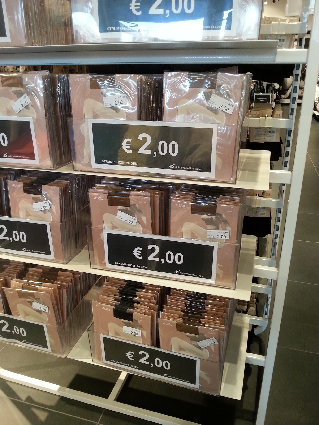 Calvin Klein outlet: ha a márka a lényeg, strapabíró, lila szatyrot is vehet, ez csak 39 euro.