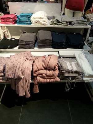 Calvin Klein outlet: ha a márka a lényeg, strapabíró, lila szatyrot is vehet, ez csak 39 euro.