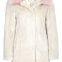 104.890 forintba kerül egy fehér-rózsaszín szőrme kabát a Topshopnál.