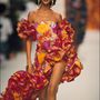 1991 október: de la Renta az 11992-es tavaszi-nyári ready-to-wear kollekciót mutatja be.