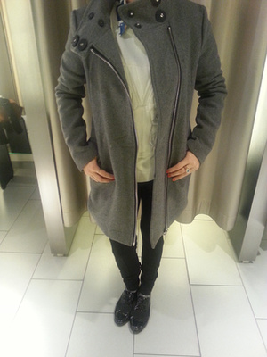 Zara: Ez a 25995 forintos kabát is csak egy karnyújtásnyira volt a szoknyától és a blúztól. A szett ára: 45970 forint.