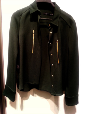 Zara: Ez a 25995 forintos kabát is csak egy karnyújtásnyira volt a szoknyától és a blúztól. A szett ára: 45970 forint.