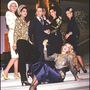 Karl Lagerfeld szupermodellek, többek között Jerry Hall társaságában az 1984-es Chanel shown.

