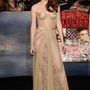 A fiatal színésznők közül egyik nagy kedvencünk a folyton durcás képet vágó Kristen Stewart, aki az Alkonyat: Hajnalhasadás 2. részének a premierjére vett fel egy testszínű Zuhair Murad ruhát 2012-ben Los Angelesben. 