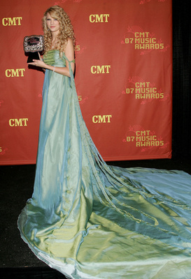 November 23: ő volt az egyik legjobban öltözött az American Music Awards-on.