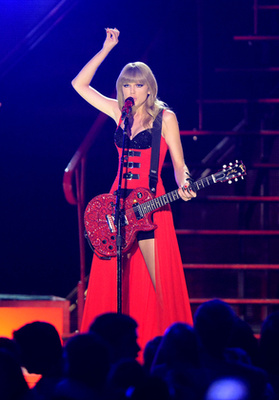 November 23: ő volt az egyik legjobban öltözött az American Music Awards-on.