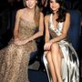 2011. novemberében már jó barátnők voltak Selena Gomezzel.  Kár, hogy a kistáska a földre került az American Music Awards-on.