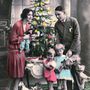 Nem új szokás, hogy a családok egy közös fotót küldenek karácsonyi üdvözletként.  Év: 1920 