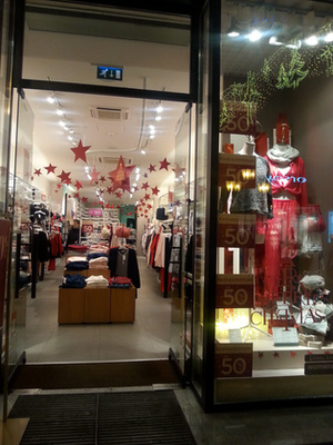 Az Orsay kirakata sem a karácsonyi dekorációtól feltűnő. Tényleg vannak 8000 forintos kabátok az üzletben.