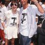 Gyöngy nyakláncban és lezser szettben nevetgélt a híres divatfotós, Patrick DeMarchelier oldalán egy Aids rendezvényen 1990-ben.