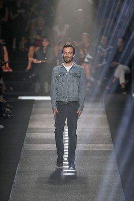 Nicolas Ghesquiere a Louis Vuitton vezetőtervezője.