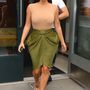 2014. augusztus 12.: hihetetlen, de még másnap is New Yorkban van Kardashian. Margiela felső, Balmain szoknya.