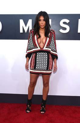 Ez a stílus a legjellemzőbb Kim Kardashianra. Talán 2015-ben kicsit érdekesebben fog öltözni.
