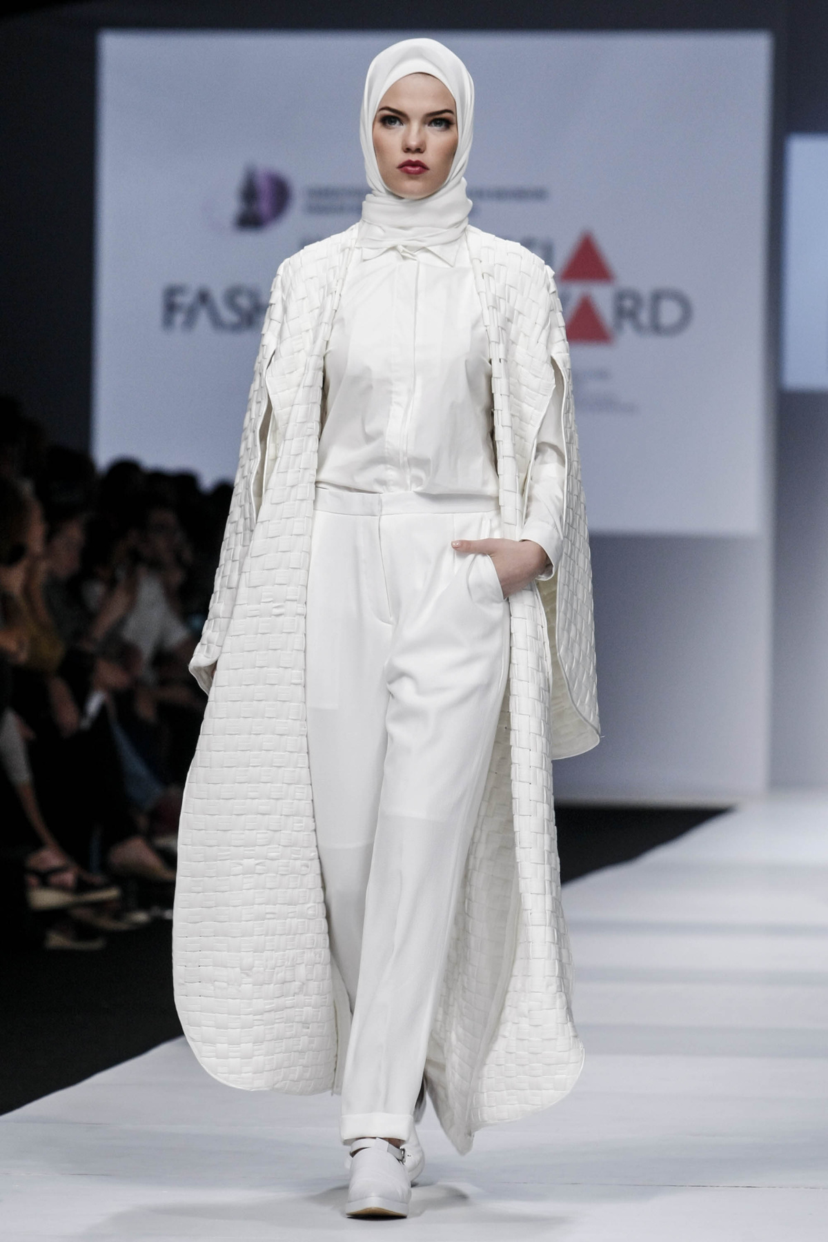 Ez a fekete-fehér csíkos kabát pedig 29.990 forintba kerül a H&M üzleteiben.