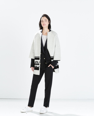 Ez a fekete-fehér csíkos kabát pedig 29.990 forintba kerül a H&M üzleteiben.