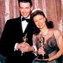 James Stewart és Ginger Rogers, aki egy csipke betétes estélyiben vette át az Oscar szobrot 1941-ben.