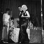 Marilyn Monroe csillogó estélyiben az 1962-es Golden Globe díjátadón.
