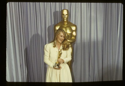 Julia Robertsnek nem állt jól a kilencvenes évek. Ebben a semmilyen ruhában például 1990-ben kísérte el Kiefer Sutherlandet a 62. Oscar gálára.
