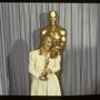 Meryl Streep fehér kabátruhában vette át a legjobb színésznőnek járó szobrot 1980-ban a Kramer kontra Kramer című filmért.

