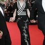 Cate Blanchett nem tűnik kicsattanóan boldognak designer kimonójában, amiben a Cannes-i FIlmfesztiválra érkezett.