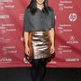 Jennifer Ikeda színésznő egy filmpremierre érkezett arany szoknyában, melyhez fekete, rövidujjú inget és fekete cipőt választott.